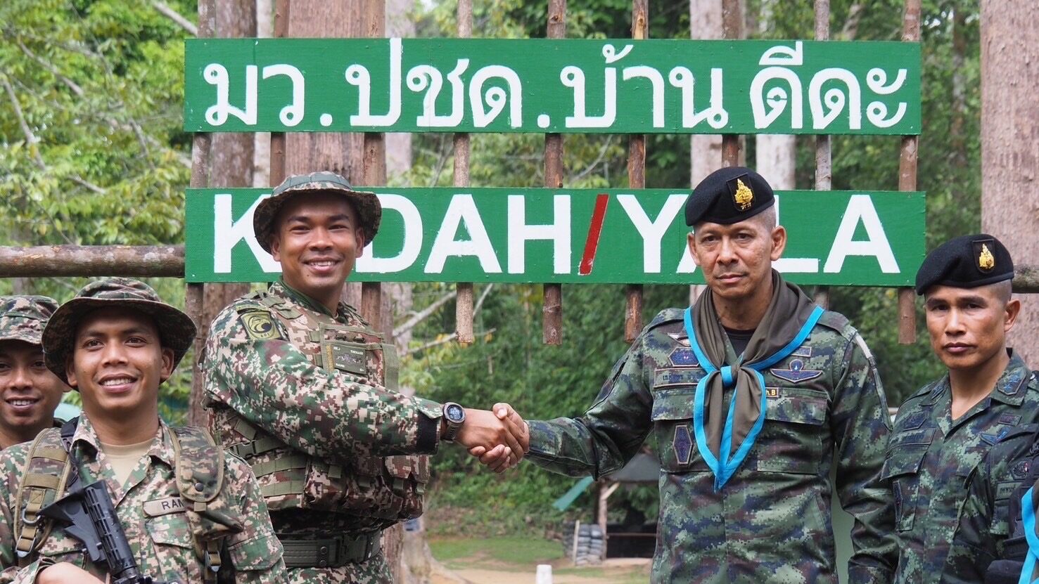 ยะลา -ผบ.บก.ควบคุมสุริโยทัย ตรวจเยี่ยมให้กำลังใจกำลังพลปฎิบัติหน้าที่ตามแนวชายแดน ไทย- มาเลเซีย พร้อมพบปะ สร้างสัมพันธ์อันดีกับกองกำลังประเทศเพื่อนบ้านเมื่อช่วงบ่ายของวันที่ 18 พฤษภาคม 2567ที่ผ่านมา ยะลา -ผบ.บก.ควบคุมสุริโยทัย ตรวจเยี่ยมให้กำลังใจกำลังพลปฎิบัติหน้าที่ตามแนวชายแดน ไทย- มาเลเซีย พร้อมพบปะ สร้างสัมพันธ์อันดีกับกองกำลังประเทศเพื่อนบ้านเมื่อช่วงบ่ายของวันที่ 18 พฤษภาคม 2567ที่ผ่านมา