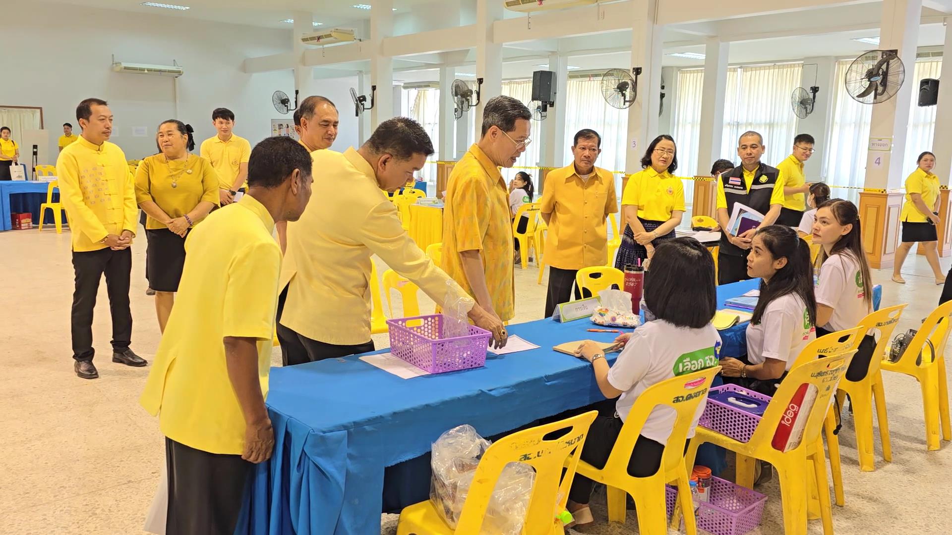 ลพบุรี – สมัครสมาชิกวุฒิสภาลพบุรีบรรยากาศเรียบร้อยบรรยากาศ ผู้สมัครมารอก่อนเวลา ขณะที่ผู้ว่าฯ ลพบุรี ตรวจเยี่ยมให้กำลังใจ จนท. ลพบุรี – สมัครสมาชิกวุฒิสภาลพบุรีบรรยากาศเรียบร้อยบรรยากาศ ผู้สมัครมารอก่อนเวลา ขณะที่ผู้ว่าฯ ลพบุรี ตรวจเยี่ยมให้กำลังใจ จนท.