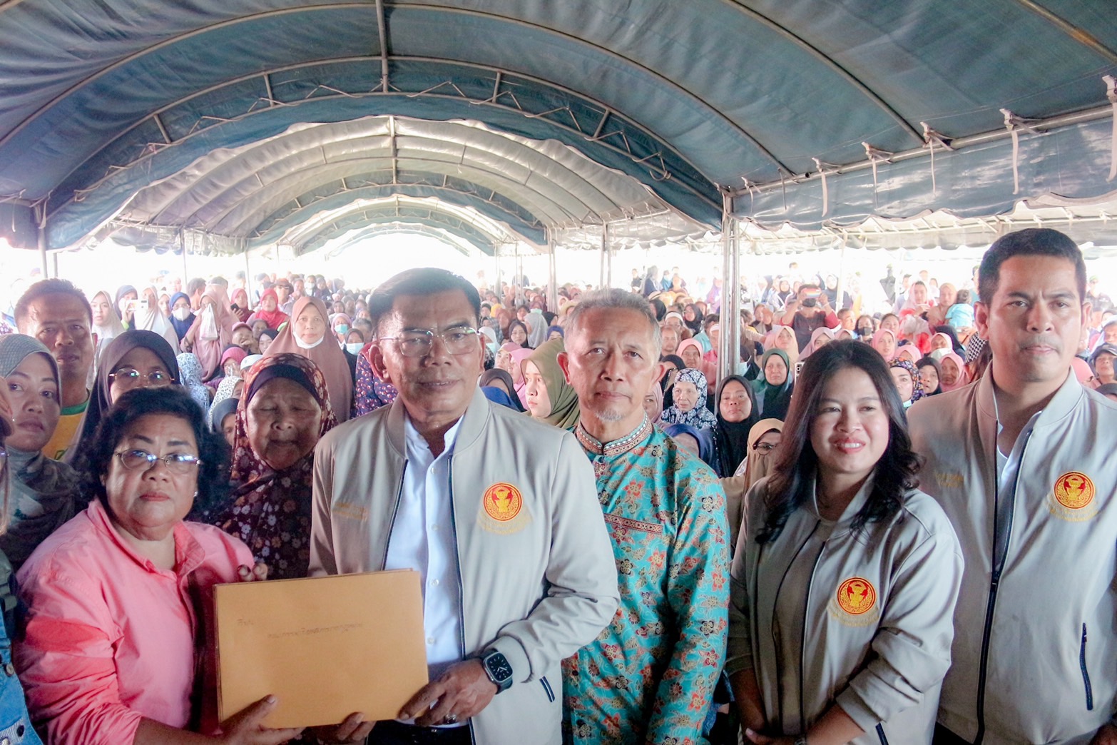 นราธิวาส.- ตัวแทนผู้ประสบอุทกภัยนราฯ3อำเภอกว่า 1,000คน รวมตัวศาลากลางยื่นหนังสือ ปธ.กรรมาธิการกฏหมายให้จี้พ่อเมืองทบทวนได้เงินเยียวยาไม่เป็นธรรม นราธิวาส.- ตัวแทนผู้ประสบอุทกภัยนราฯ3อำเภอกว่า 1,000คน รวมตัวศาลากลางยื่นหนังสือ ปธ.กรรมาธิการกฏหมายให้จี้พ่อเมืองทบทวนได้เงินเยียวยาไม่เป็นธรรม