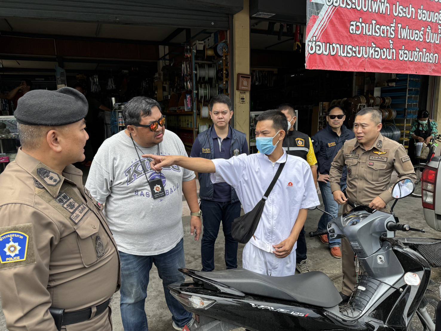 รวบขาโจ๋หัวหน้าแก๊งซามูไร บังพีชพร้อมสมุนสำเร็จภายหลังอาละวาดก่อเหตุปล้นและทำร้ายหลายพื้นที่ รวบขาโจ๋หัวหน้าแก๊งซามูไร บังพีชพร้อมสมุนสำเร็จภายหลังอาละวาดก่อเหตุปล้นและทำร้ายหลายพื้นที่