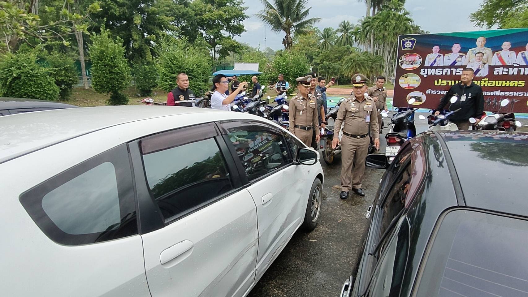 ตำรวจนครศรีธรรมราชแถลงข่าวจับนายทุนหนี้ระบบยึดรถยนต์และจยย.จำนวนมาก60คันมูลค่าทุนหลายล้านบาท ตำรวจนครศรีธรรมราชแถลงข่าวจับนายทุนหนี้ระบบยึดรถยนต์และจยย.จำนวนมาก60คันมูลค่าทุนหลายล้านบาท