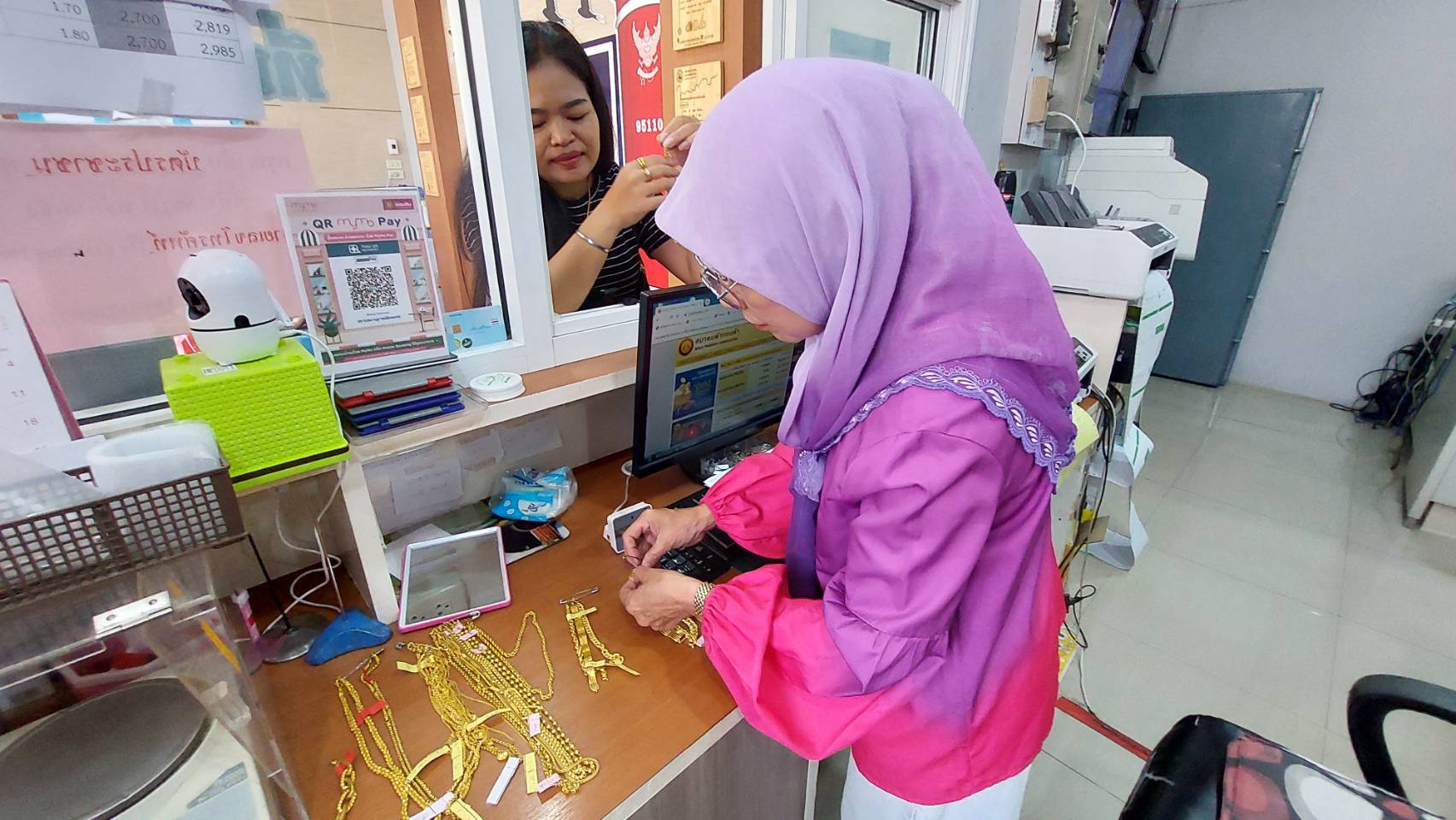 เบตง – ปชช.แห่ซื้อทองรูปพรรณหลุดจำนำ สนใจร่วมประมูลทรัพย์สินหลุดจำนำ เน้นทองรูปพรรณเพราะมีราคาถูกกว่าร้านทอง เบตง – ปชช.แห่ซื้อทองรูปพรรณหลุดจำนำ สนใจร่วมประมูลทรัพย์สินหลุดจำนำ เน้นทองรูปพรรณเพราะมีราคาถูกกว่าร้านทอง