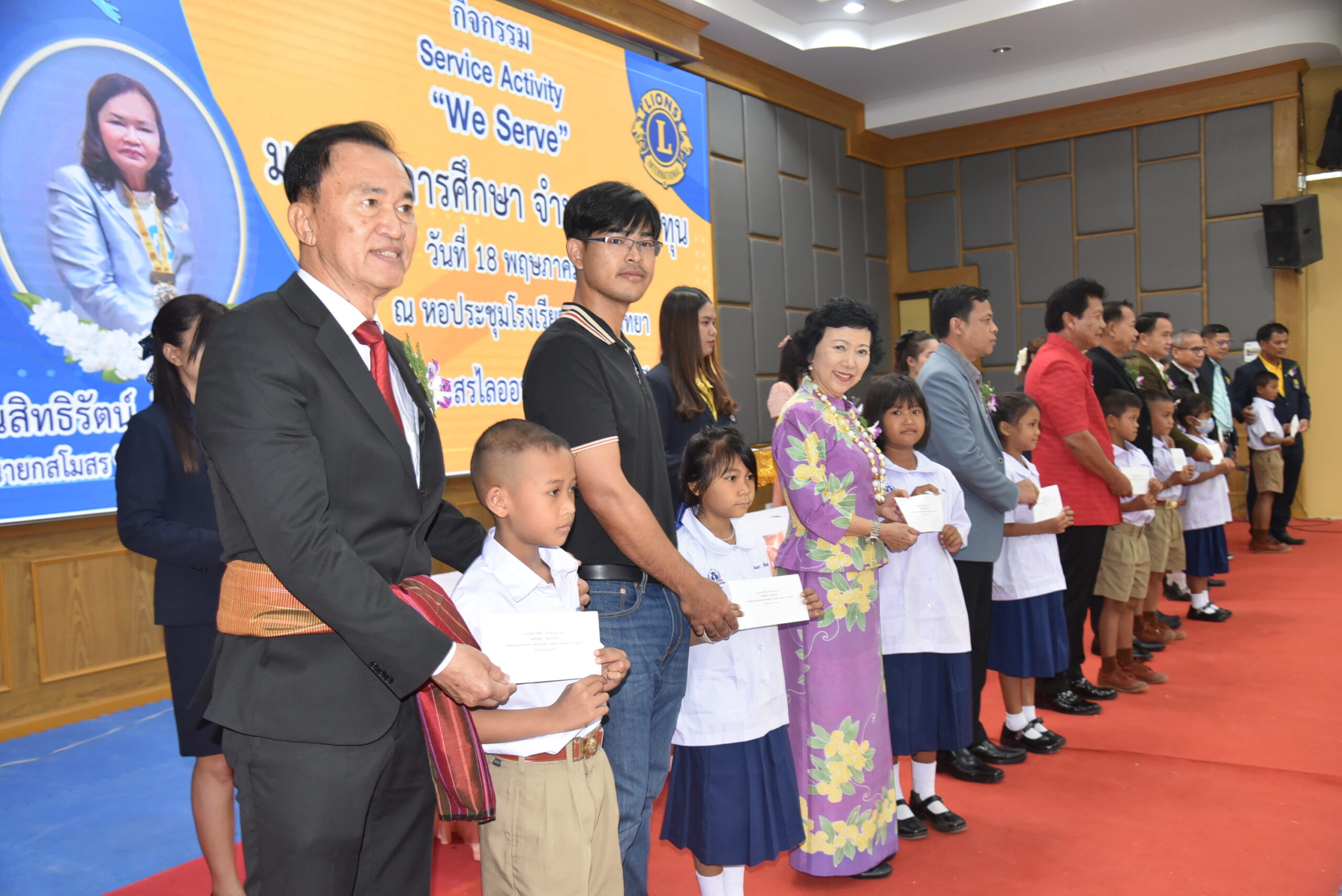 ศรีสะเกษ – ผู้ช่วย รมต.คมนาคมมอบทุนการศึกษาให้นักเรียนในชนบทอำเภอศรีรัตนะ 320 ทุน ผู้ปกครองปลื้มน้ำตาคลอเบ้า ศรีสะเกษ – ผู้ช่วย รมต.คมนาคมมอบทุนการศึกษาให้นักเรียนในชนบทอำเภอศรีรัตนะ 320 ทุน ผู้ปกครองปลื้มน้ำตาคลอเบ้า