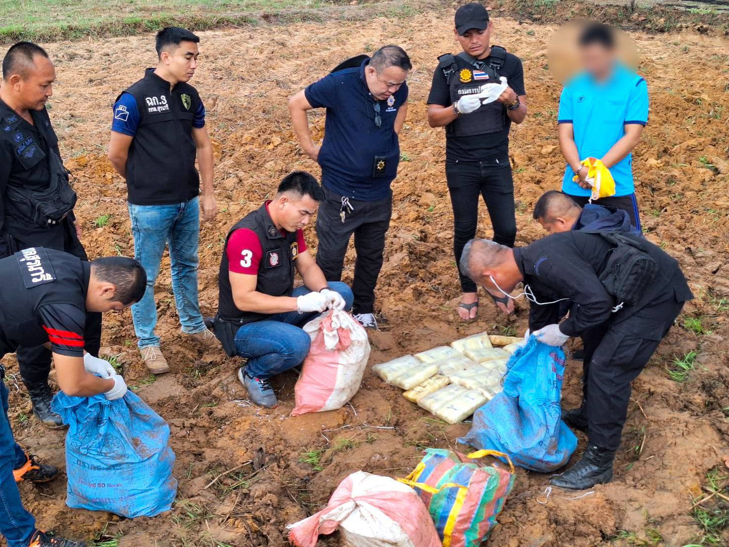 ศรีสะเกษ – ไล่ล่าระทึกแก๊งยานรก ขุดหลุมฝังดินซุกยาบ้ากว่า 6.3 แสนเม็ดเมื่อวันที่ ศรีสะเกษ – ไล่ล่าระทึกแก๊งยานรก ขุดหลุมฝังดินซุกยาบ้ากว่า 6.3 แสนเม็ดเมื่อวันที่