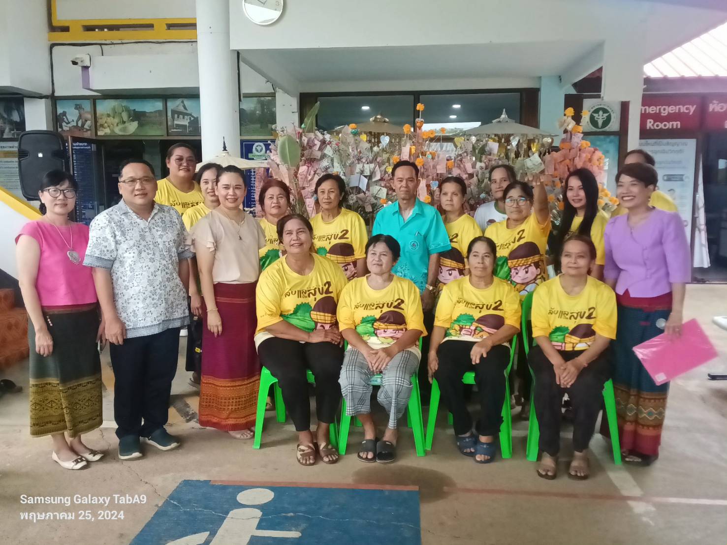 อุตรดิตถ์.- งานทอดผ้าป่าสามัคคี ชมรม อสม. สร้างสีสรรค์นำนางรำ ฟ้อนรำให้กับผู้ร่วมทอดผ้าป่า อุตรดิตถ์.- งานทอดผ้าป่าสามัคคี ชมรม อสม. สร้างสีสรรค์นำนางรำ ฟ้อนรำให้กับผู้ร่วมทอดผ้าป่า