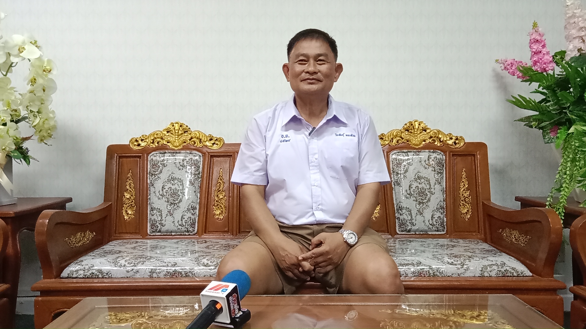 ผู้อำนวยการโรงเรียนอุตรดิตถ์ แต่งกายชุดนักเรียนคอยต้อนรับนักเรียนในวันแรกของการเปิดภาคเรียน ผู้อำนวยการโรงเรียนอุตรดิตถ์ แต่งกายชุดนักเรียนคอยต้อนรับนักเรียนในวันแรกของการเปิดภาคเรียน