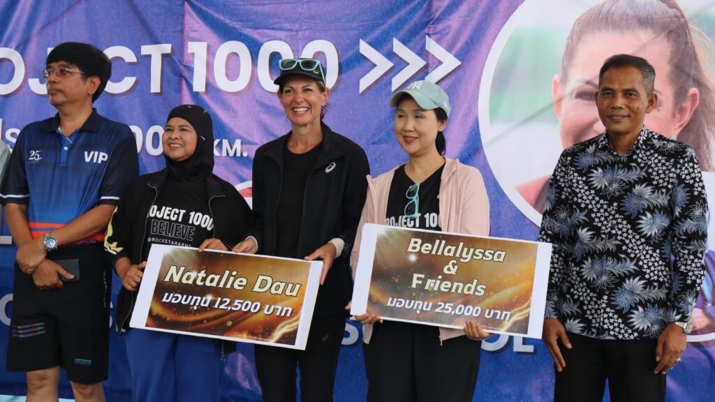 ปัตตานี.- ต้อนรับอบอุ่น ‘NATALIE DAU’ลมกรดสาวชาวออสซี่หรือนางฟ้าในวงการลมกรดทั่วโลก ผุด “PROJECT 1000 Km“ เเละได้มอบทุนการศึกษาให้ นร.อีกหลายชีวิต ปัตตานี.- ต้อนรับอบอุ่น ‘NATALIE DAU’ลมกรดสาวชาวออสซี่หรือนางฟ้าในวงการลมกรดทั่วโลก ผุด “PROJECT 1000 Km“ เเละได้มอบทุนการศึกษาให้ นร.อีกหลายชีวิต