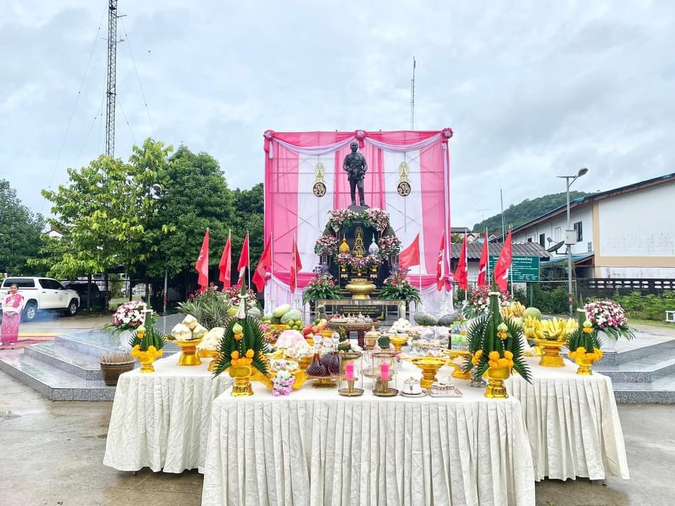 ตราด.- อําเภอคลองใหญ่ร่วมกับหน่วยงานราชการและประชาชนชาวอําเภอคลองใหญ่ ร่วมประกอบพิธีบวงสรวงและพิธีราชสักการะพระบรมรูปพระบาทสมเด็จพระปรมินทรมหาจุฬาลงกรณ์ พระจุลจอมเกล้าเจ้าอยู่หัว รัชกาลที่ 5 ตราด.- อําเภอคลองใหญ่ร่วมกับหน่วยงานราชการและประชาชนชาวอําเภอคลองใหญ่ ร่วมประกอบพิธีบวงสรวงและพิธีราชสักการะพระบรมรูปพระบาทสมเด็จพระปรมินทรมหาจุฬาลงกรณ์ พระจุลจอมเกล้าเจ้าอยู่หัว รัชกาลที่ 5