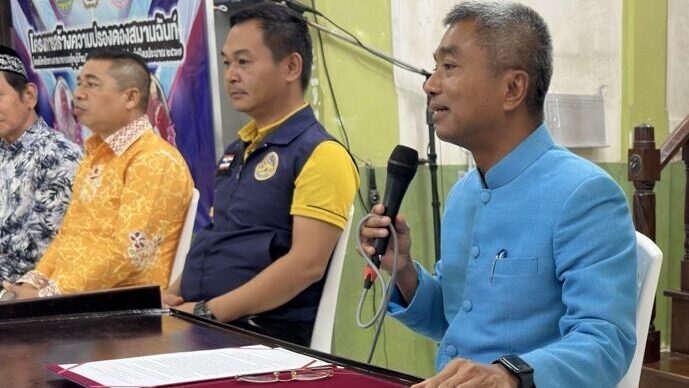 ปัตตานี.- ‘ป๋าหนั่น‘ รองผู้ว่าตานี ไปมัสยิดตะลุบันสายบุรี พบปะพี่น้องมุสลิมหลังละหมาดญุมอัต (วันศุกร์) พูดคุยเหตุผลสร้างความปรองดอง โดยนำเอาศาสนามาใช้ในการดำเนินชีวิตประจำวัน ปัตตานี.- ‘ป๋าหนั่น‘ รองผู้ว่าตานี ไปมัสยิดตะลุบันสายบุรี พบปะพี่น้องมุสลิมหลังละหมาดญุมอัต (วันศุกร์) พูดคุยเหตุผลสร้างความปรองดอง โดยนำเอาศาสนามาใช้ในการดำเนินชีวิตประจำวัน