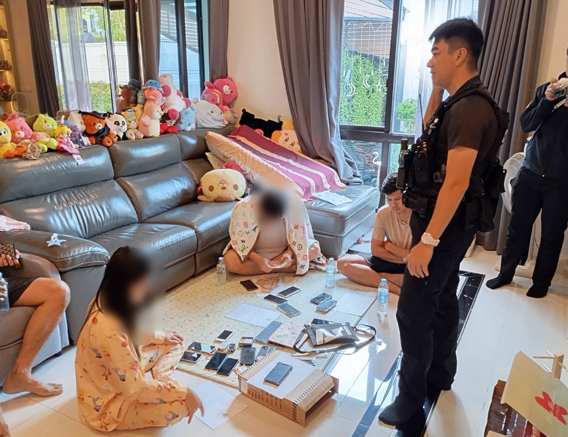นนทบุรี.- ตำรวจไซเบอร์ (CIB) บุกรวบเจ้าของเว็บพนัน เครือข่าย ‘SAFA 55’ โดยชุดจับกุมใช้โค้ดลับที่ชื่อว่า ปฏิบัติการ “FALLEN” นนทบุรี.- ตำรวจไซเบอร์ (CIB) บุกรวบเจ้าของเว็บพนัน เครือข่าย ‘SAFA 55’ โดยชุดจับกุมใช้โค้ดลับที่ชื่อว่า ปฏิบัติการ “FALLEN”