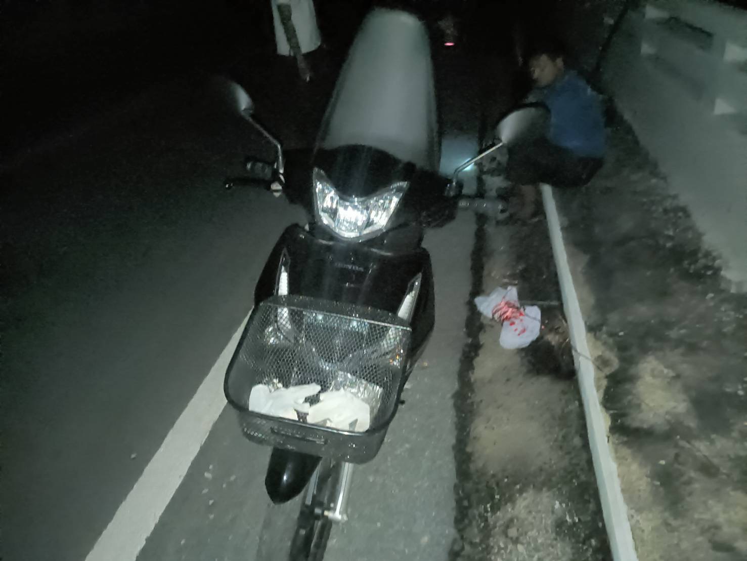 ปัตตานี.- รวบ 2 แนวร่วมกลุ่มผู้ก่อเหตุรุนแรง เตรียมก่อเหตุการณ์เจอหลักฐานอื้อ ทั้งยานพาหนะ และป้ายผ้า ในพื้นที่ อ.สายบุรี ปัตตานี.- รวบ 2 แนวร่วมกลุ่มผู้ก่อเหตุรุนแรง เตรียมก่อเหตุการณ์เจอหลักฐานอื้อ ทั้งยานพาหนะ และป้ายผ้า ในพื้นที่ อ.สายบุรี