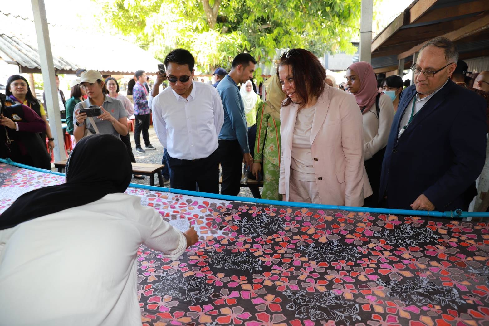 ปัตตานี.- คณะทูต OIC จากประเทศมุสลิมเยี่ยมชมผลิตภัณฑ์จากกลุ่มวิสาหกิจชุมชน “ยาริง บาติก” ดึงอัตลักษณ์ท้องถิ่น Soft Power ชายแดนใต้ วาดลวดลายลงบนผืนผ้า ด้านผู้แทนกลุ่มวิสาหกิจฯ เผย ขอบคุณภาครัฐที่เป็นสื่อกลางให้กลุ่ม “ยาริง บาติก” เป็นที่รู้จักมากขึ้น ปัตตานี.- คณะทูต OIC จากประเทศมุสลิมเยี่ยมชมผลิตภัณฑ์จากกลุ่มวิสาหกิจชุมชน “ยาริง บาติก” ดึงอัตลักษณ์ท้องถิ่น Soft Power ชายแดนใต้ วาดลวดลายลงบนผืนผ้า ด้านผู้แทนกลุ่มวิสาหกิจฯ เผย ขอบคุณภาครัฐที่เป็นสื่อกลางให้กลุ่ม “ยาริง บาติก” เป็นที่รู้จักมากขึ้น