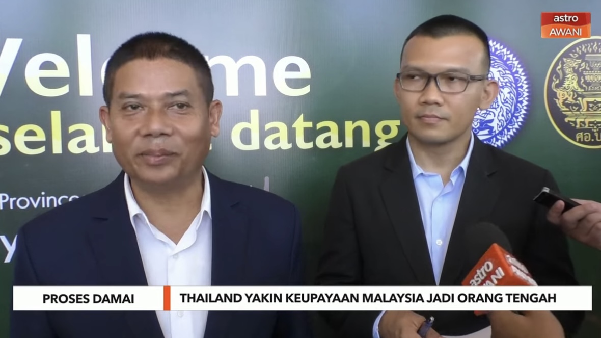 กรุงกัวลาลัมเปอร์ มาเลเซีย.- “รองเเม่ทัพภาคที่ 4” เปิดเผยกับสื่อทีวีช่องดังของมาเลเซีย Astro Awani : เราแก้ปัญหาโดยสันติวิธีและมีกระบวนการเจรจาพูดคุยเป็นแนวทาง รัฐบาลไทยจึงได้ให้ความคาดหวังไว้สูงมากกับทางการของมาเลเซียเกี่ยวกับเรื่องการเจรจาพูดคุยเพื่อสันติสุขในพื้นที่จังหวัดชายภาคเเดนใต้ และมีความห่วงใยเกี่ยวกับการจัดกิจกรรมขององค์กรภาคประชาสังคมในบางพื้นที่ของประเทศมาเลเซีย โดยเฉพาะการจัดกิจกรรมที่รัฐกลันตันและรัฐปีนังในเดือนที่ผ่านมาซึ่งอาจจะส่งผลกระทบต่อภาพลักษณ์ของความเป็นกลางและส่งผลเสียต่อบรรยากาศการพูดคุยเพื่อสันติสุขที่มาเลเซียทำหน้าที่เป็นผู้อำนวยความสะดวก (ชมคลิป) กรุงกัวลาลัมเปอร์ มาเลเซีย.- “รองเเม่ทัพภาคที่ 4” เปิดเผยกับสื่อทีวีช่องดังของมาเลเซีย Astro Awani : เราแก้ปัญหาโดยสันติวิธีและมีกระบวนการเจรจาพูดคุยเป็นแนวทาง รัฐบาลไทยจึงได้ให้ความคาดหวังไว้สูงมากกับทางการของมาเลเซียเกี่ยวกับเรื่องการเจรจาพูดคุยเพื่อสันติสุขในพื้นที่จังหวัดชายภาคเเดนใต้ และมีความห่วงใยเกี่ยวกับการจัดกิจกรรมขององค์กรภาคประชาสังคมในบางพื้นที่ของประเทศมาเลเซีย โดยเฉพาะการจัดกิจกรรมที่รัฐกลันตันและรัฐปีนังในเดือนที่ผ่านมาซึ่งอาจจะส่งผลกระทบต่อภาพลักษณ์ของความเป็นกลางและส่งผลเสียต่อบรรยากาศการพูดคุยเพื่อสันติสุขที่มาเลเซียทำหน้าที่เป็นผู้อำนวยความสะดวก (ชมคลิป)