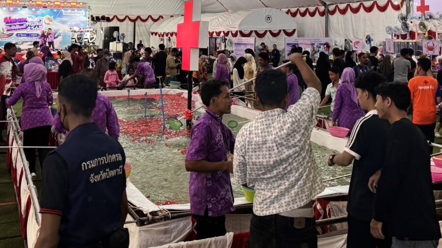 ปัตตานี.- “วันสุกรี เเวมามะ”นายอำเภอเมืองปัตตานี ลงพื้นที่ภายในงาน ‘มหกรรมวงแหวนพหุวัฒนธรรมชายแดนใต้ และงานแสดงสินค้าศิลปวัฒนธรรม จังหวัดปัตตานี’ เพื่อตรวจสอบความเรียบร้อย กำชับอส.ดูเเลให้ทั่วถึงประชาชนเเละนักท่องเที่ยวที่เดินทางมาจากต่างจังหวัด ปัตตานี.- “วันสุกรี เเวมามะ”นายอำเภอเมืองปัตตานี ลงพื้นที่ภายในงาน ‘มหกรรมวงแหวนพหุวัฒนธรรมชายแดนใต้ และงานแสดงสินค้าศิลปวัฒนธรรม จังหวัดปัตตานี’ เพื่อตรวจสอบความเรียบร้อย กำชับอส.ดูเเลให้ทั่วถึงประชาชนเเละนักท่องเที่ยวที่เดินทางมาจากต่างจังหวัด