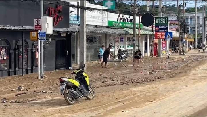 ภูเก็ต.- สถานการณ์น้ำท่วมในพื้นที่จังหวัดภูเก็ต เริ่มกลับเข้าสู่ภาวะปกติแล้ว ด้านหน่วยงานที่เกี่ยวข้องเร่งสำรวจความเสียหาย เพื่อช่วยเหลือเยียวยา พร้อมจัดกิจกรรมจิตอาสาภัยพิบัติฟื้นฟู คืนพื้นที่ตำบลกมลาในวันพรุ่งนี้ ภูเก็ต.- สถานการณ์น้ำท่วมในพื้นที่จังหวัดภูเก็ต เริ่มกลับเข้าสู่ภาวะปกติแล้ว ด้านหน่วยงานที่เกี่ยวข้องเร่งสำรวจความเสียหาย เพื่อช่วยเหลือเยียวยา พร้อมจัดกิจกรรมจิตอาสาภัยพิบัติฟื้นฟู คืนพื้นที่ตำบลกมลาในวันพรุ่งนี้