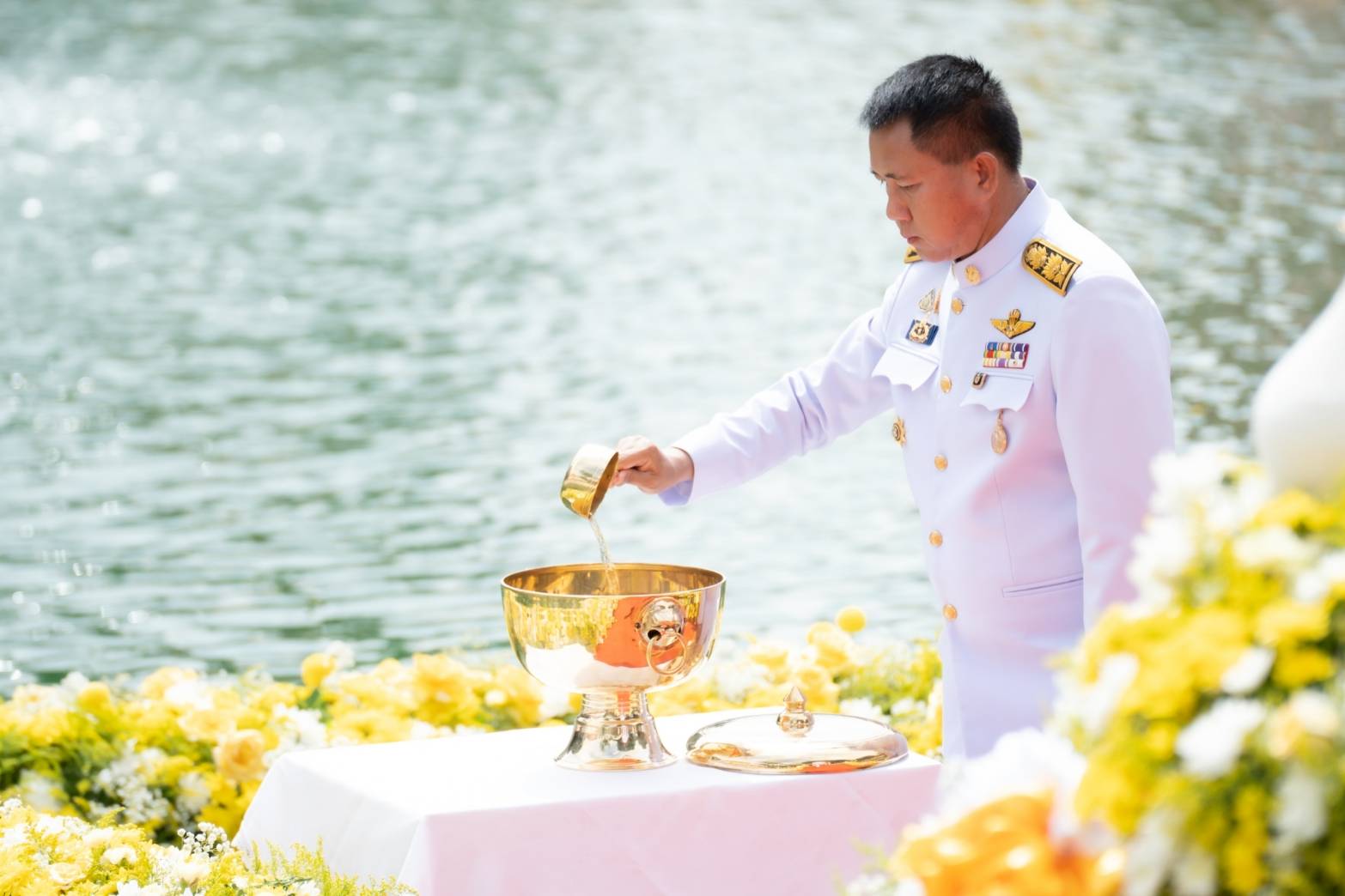 ชลบุรี.- ผู้ว่าราชการจังหวัดชลบุรี เป็นประธานในพิธีพลีกรรมตักน้ำจากแหล่งน้ำศักดิ์สิทธิ์ ในการจัดทำน้ำพระพุทธมนต์ศักดิ์สิทธิ์ เนื่องในโอกาสพระราชพิธีมหามงคลเฉลิมพระชนมพรรษา 6 รอบ ชลบุรี.- ผู้ว่าราชการจังหวัดชลบุรี เป็นประธานในพิธีพลีกรรมตักน้ำจากแหล่งน้ำศักดิ์สิทธิ์ ในการจัดทำน้ำพระพุทธมนต์ศักดิ์สิทธิ์ เนื่องในโอกาสพระราชพิธีมหามงคลเฉลิมพระชนมพรรษา 6 รอบ
