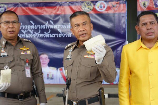 นราธิวาส สุไหงโก-ลก.- (ชมคลิป) รอง ผบช.ภ.9 พร้อมผู้การ ตร.นราฯ แถลง “ตรวจยึดยาบ้า” 515,115 เม็ด มูลค่าส่งออกประเทศที่ 3 กว่า 51 ล้านบาท กลางเมืองโก-ลก ขานรับข้อสั่งการ “เศรษฐา” 3 เดือนตัดเสี้ยนหนามให้สิ้นซากทุกจังหวัด นราธิวาส สุไหงโก-ลก.- (ชมคลิป) รอง ผบช.ภ.9 พร้อมผู้การ ตร.นราฯ แถลง “ตรวจยึดยาบ้า” 515,115 เม็ด มูลค่าส่งออกประเทศที่ 3 กว่า 51 ล้านบาท กลางเมืองโก-ลก ขานรับข้อสั่งการ “เศรษฐา” 3 เดือนตัดเสี้ยนหนามให้สิ้นซากทุกจังหวัด