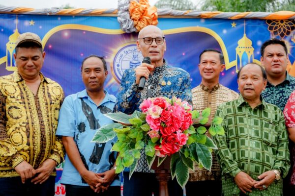 นราธิวาส.- 22 กค. ชาดา ไทยเศรษฐ์ รมช.มหาดไทย ลงพื้นที่จังหวัดนราธิวาสร่วมงานการกุศลและรับฟังปัญหาคนในพื้นที่พร้อมผลักดันการแก้ปัญหาค่าใช้จ่ายสูงของผู้เดินทางไปประกอบพิธีฮัจญ์ นราธิวาส.- 22 กค. ชาดา ไทยเศรษฐ์ รมช.มหาดไทย ลงพื้นที่จังหวัดนราธิวาสร่วมงานการกุศลและรับฟังปัญหาคนในพื้นที่พร้อมผลักดันการแก้ปัญหาค่าใช้จ่ายสูงของผู้เดินทางไปประกอบพิธีฮัจญ์