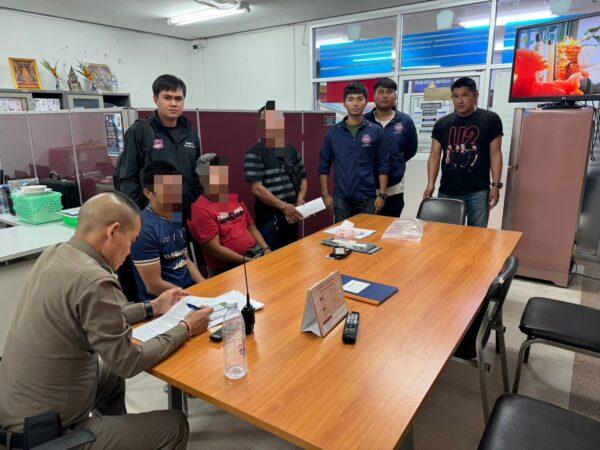 เพชรบุรี.- ตชด.144 รวบพ่อค้าลักลอบขนสุราเถื่อนขับหลบหนีชนกำแพงพัง ยึดของกลางเพียบ มูลค่า2.5ล้าน เพชรบุรี.- ตชด.144 รวบพ่อค้าลักลอบขนสุราเถื่อนขับหลบหนีชนกำแพงพัง ยึดของกลางเพียบ มูลค่า2.5ล้าน