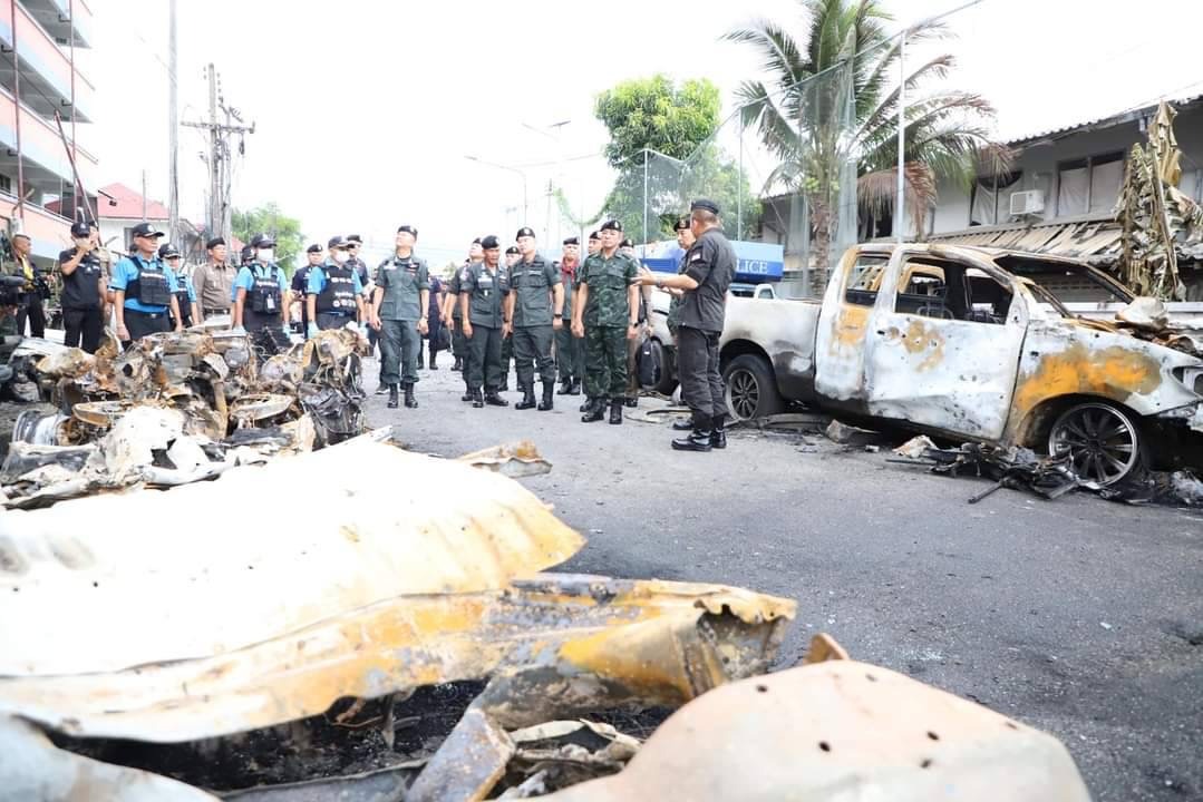 ยะลา.- CCTV จับภาพคนร้ายขณะนำรถยนต์มาจอดข้างเเฟลตตำรวจครั้งนี้นับได้ว่าเป็นครั้งที่ 62 !! ในรอบหลายปีที่ผ่านมา เหตุการณ์คาร์บอมบ์ในครั้งนี้ถือเป็นครั้งแรกของปีนี้ ยะลา.- CCTV จับภาพคนร้ายขณะนำรถยนต์มาจอดข้างเเฟลตตำรวจครั้งนี้นับได้ว่าเป็นครั้งที่ 62 !! ในรอบหลายปีที่ผ่านมา เหตุการณ์คาร์บอมบ์ในครั้งนี้ถือเป็นครั้งแรกของปีนี้