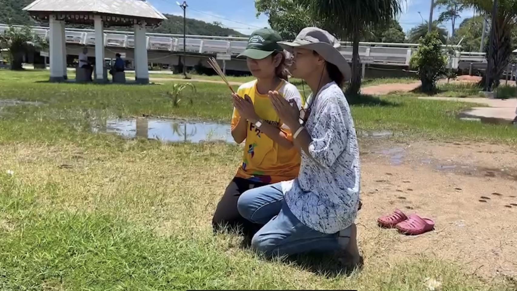 จันทบุรี .- หลายหน่วยงานเร่งค้นหนักตกปลากลางทะเลหลังเกิดเหตุเรือล่มบริเวณปากอ่าวใกล้ลานหินชมพูจันทบุรี จันทบุรี .- หลายหน่วยงานเร่งค้นหนักตกปลากลางทะเลหลังเกิดเหตุเรือล่มบริเวณปากอ่าวใกล้ลานหินชมพูจันทบุรี