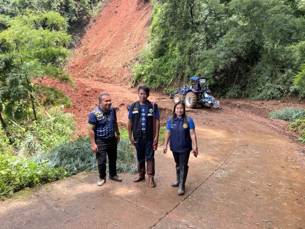 แม่ห้องสอน.-หลังเกิดเหตุ ดินสไลด์ ปิดทับถนน สายบ้านไม้สะเป่ หมู่ที่ 9 ต.ปางหมู อ.เมืองแม่ฮ่องสอน จ.แม่ฮ่องสอน รอบที่ 2 ในสัปดาห์ ด้าน อบจ.แม่ฮ่องสอน เร่งเปิดเส้นทางช่วยเหลือชาวบ้าน แม่ห้องสอน.-หลังเกิดเหตุ ดินสไลด์ ปิดทับถนน สายบ้านไม้สะเป่ หมู่ที่ 9 ต.ปางหมู อ.เมืองแม่ฮ่องสอน จ.แม่ฮ่องสอน รอบที่ 2 ในสัปดาห์ ด้าน อบจ.แม่ฮ่องสอน เร่งเปิดเส้นทางช่วยเหลือชาวบ้าน