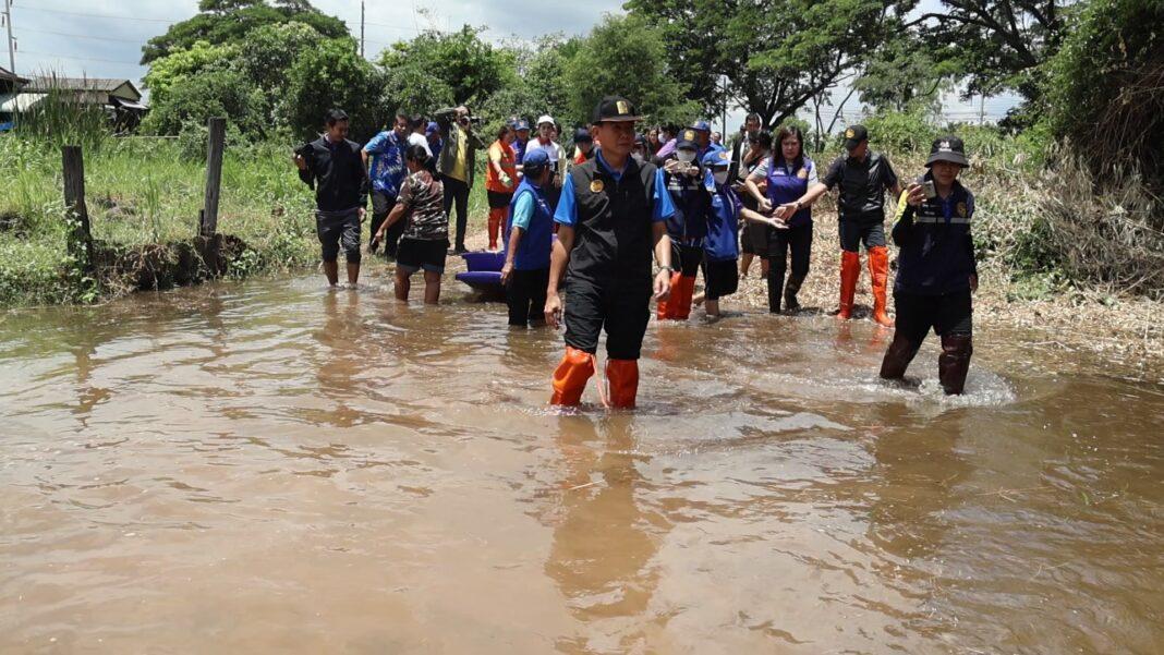 อยุธยา.-ผู้ว่า พร้อมนายกเหล่ากาชาดจังหวัดพระนครศรีอยุธยาลงพื้นที่เยี่ยมกลุ่มเปราะบาง ผู้ป่วยติดเตียง ที่ประสบอุทกภัยใน 3 อำเภอ อยุธยา.-ผู้ว่า พร้อมนายกเหล่ากาชาดจังหวัดพระนครศรีอยุธยาลงพื้นที่เยี่ยมกลุ่มเปราะบาง ผู้ป่วยติดเตียง ที่ประสบอุทกภัยใน 3 อำเภอ