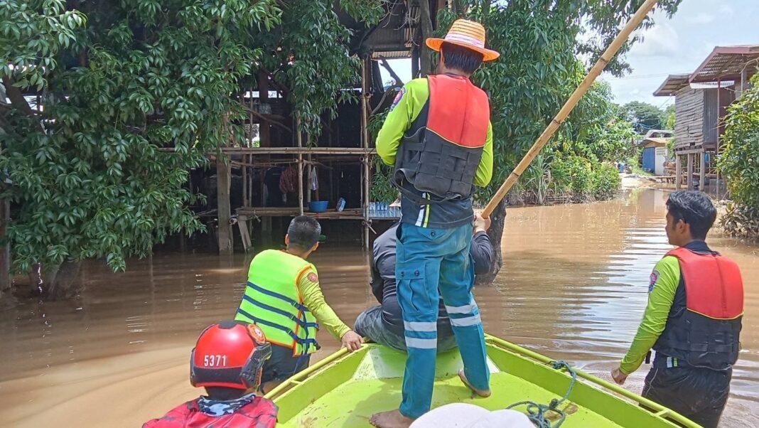 สุโขทัย.-น้ำใจไทยหลั่งไหลช่วยภัยน้ำท่วมที่จังหวัดสุโขทัยอย่างไม่ขาดสาย สุโขทัย.-น้ำใจไทยหลั่งไหลช่วยภัยน้ำท่วมที่จังหวัดสุโขทัยอย่างไม่ขาดสาย