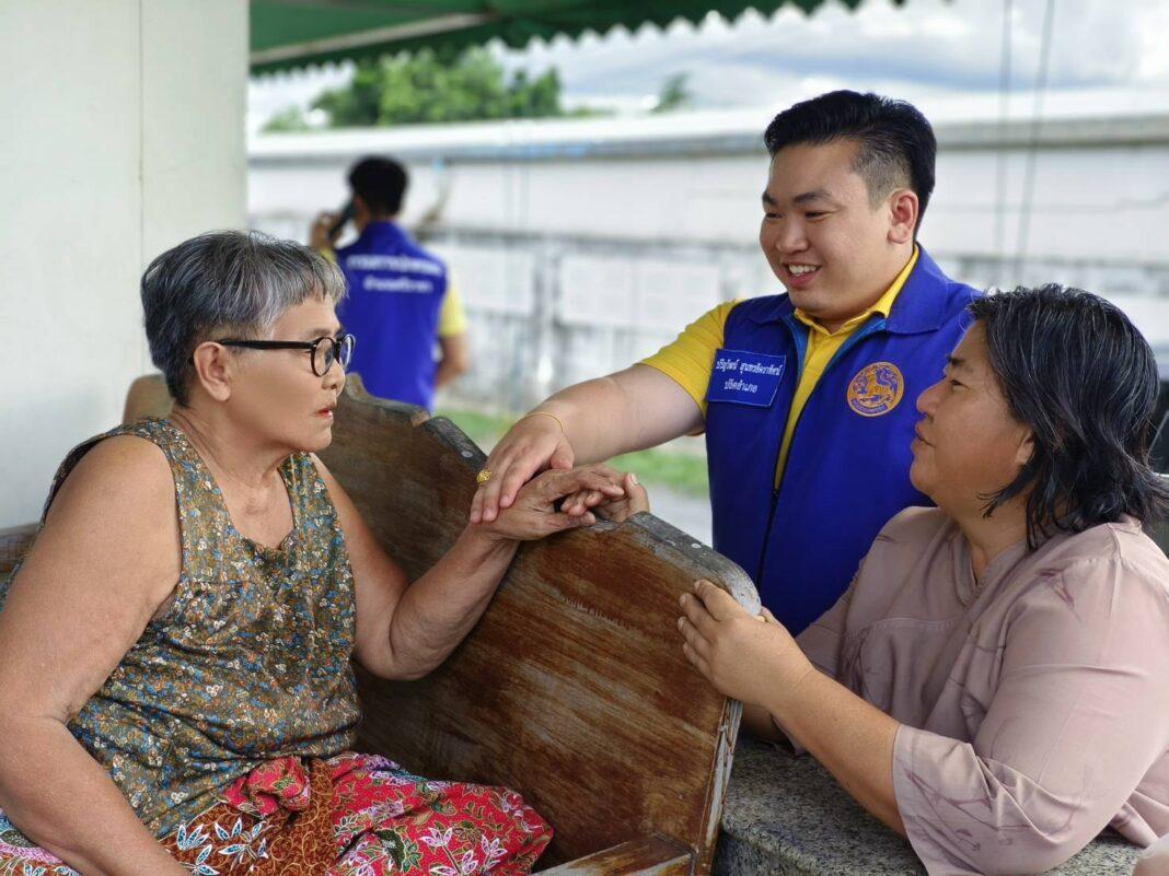 ชลบุรี.-ปลัดอำเภอศรีราชาพร้อมสมาชิกกิ่งกาชาดอำเภอศรีราชาและหลายภาคส่วนลงพื้นที่เยี่ยมผู้สูงอายุในพื้นที่ตำบลบ่อวิน ชลบุรี.-ปลัดอำเภอศรีราชาพร้อมสมาชิกกิ่งกาชาดอำเภอศรีราชาและหลายภาคส่วนลงพื้นที่เยี่ยมผู้สูงอายุในพื้นที่ตำบลบ่อวิน