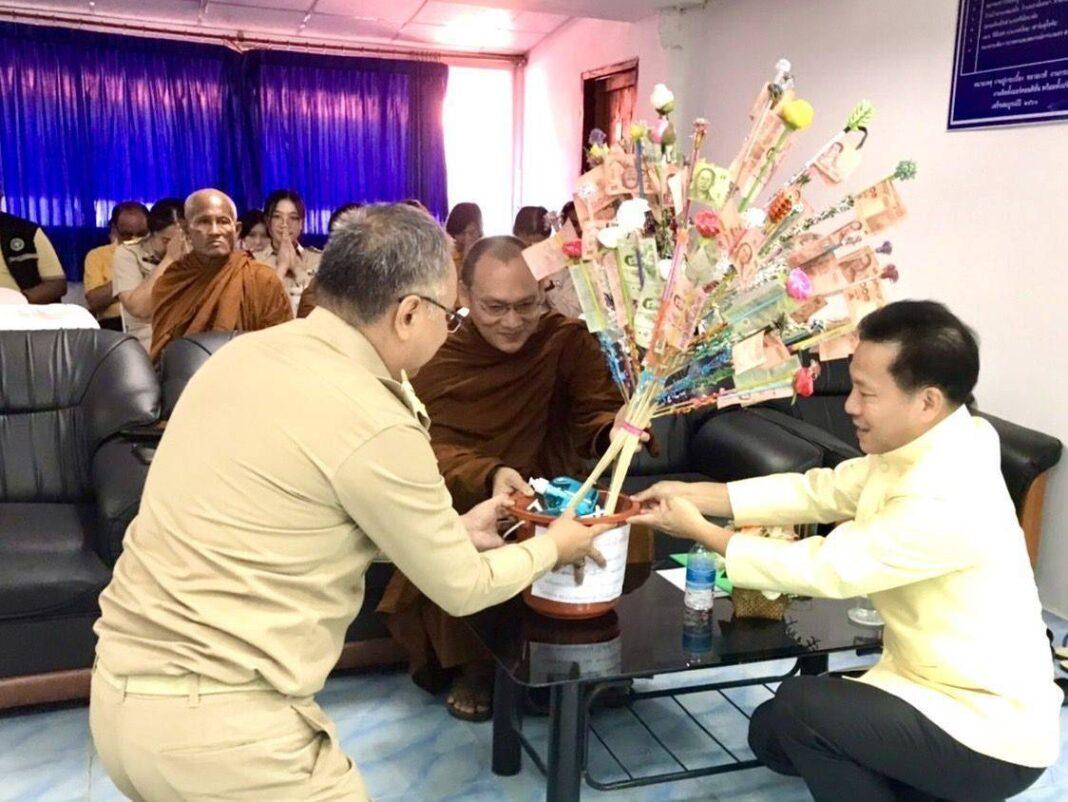 สุโขทัย.-นายอำเภอศรีสัชนาลัยจัดบุญใหญ่นำกำนันผู้ใหญ่บ้านตั้งกองผ้าป่าร่วมคณะสงฆ์นำรายได้สร้างบ้านผู้ยากไร้ สุโขทัย.-นายอำเภอศรีสัชนาลัยจัดบุญใหญ่นำกำนันผู้ใหญ่บ้านตั้งกองผ้าป่าร่วมคณะสงฆ์นำรายได้สร้างบ้านผู้ยากไร้
