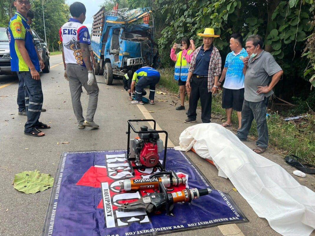 สุโขทัย.-สิ้น ดาวร้ายมณีแดง ลิเกดังเมืองพิจิตร รถชนต้นไม้ที่สุโขทัย สุโขทัย.-สิ้น ดาวร้ายมณีแดง ลิเกดังเมืองพิจิตร รถชนต้นไม้ที่สุโขทัย