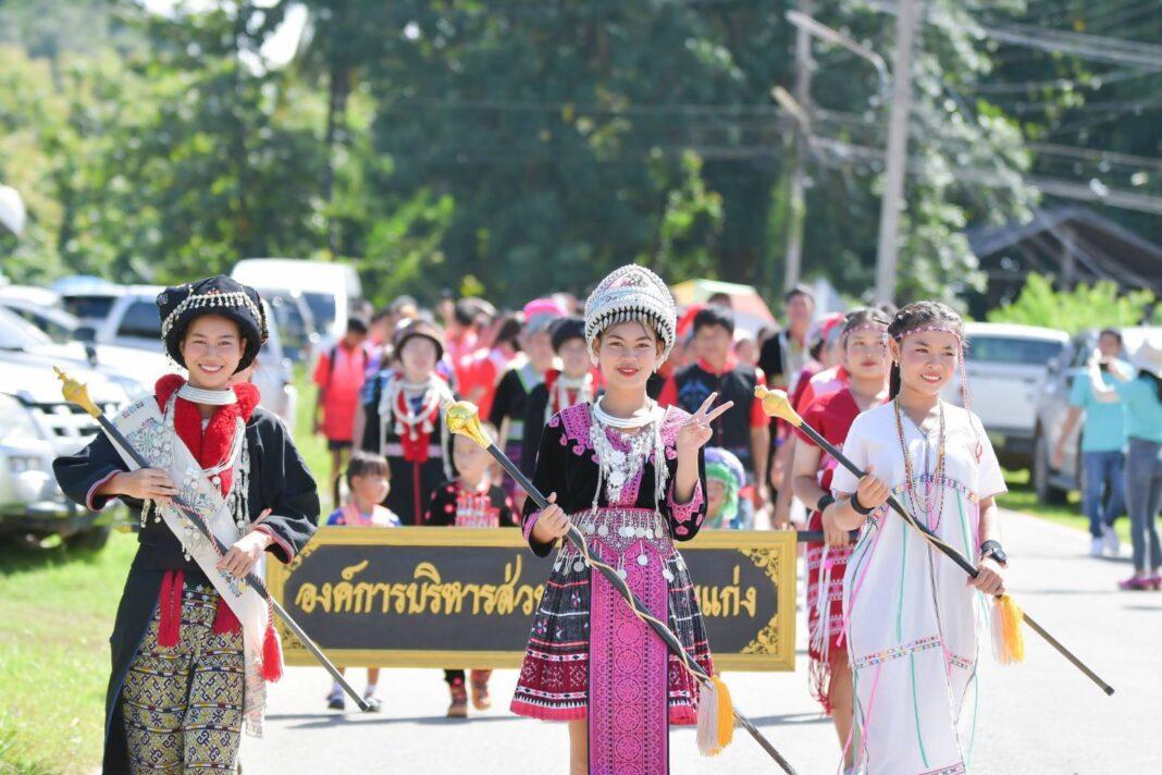 สุโขทัย.-กีฬาชาวเขาสุดมันส์ สาวดอยทุ่มสุดตัววิ่งแบกก๋วย(ตะกร้า)คว้าที่1 สุโขทัย.-กีฬาชาวเขาสุดมันส์ สาวดอยทุ่มสุดตัววิ่งแบกก๋วย(ตะกร้า)คว้าที่1