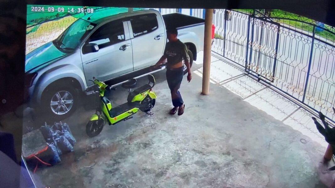 ชลบุรี.-โจรสุดแสบ ดอดเข้ามาเปิดรั้ว ขโมยจักรยานไฟฟ้า ที่ชาร์ตไฟไว้ กลางวันแสกๆ ชลบุรี.-โจรสุดแสบ ดอดเข้ามาเปิดรั้ว ขโมยจักรยานไฟฟ้า ที่ชาร์ตไฟไว้ กลางวันแสกๆ