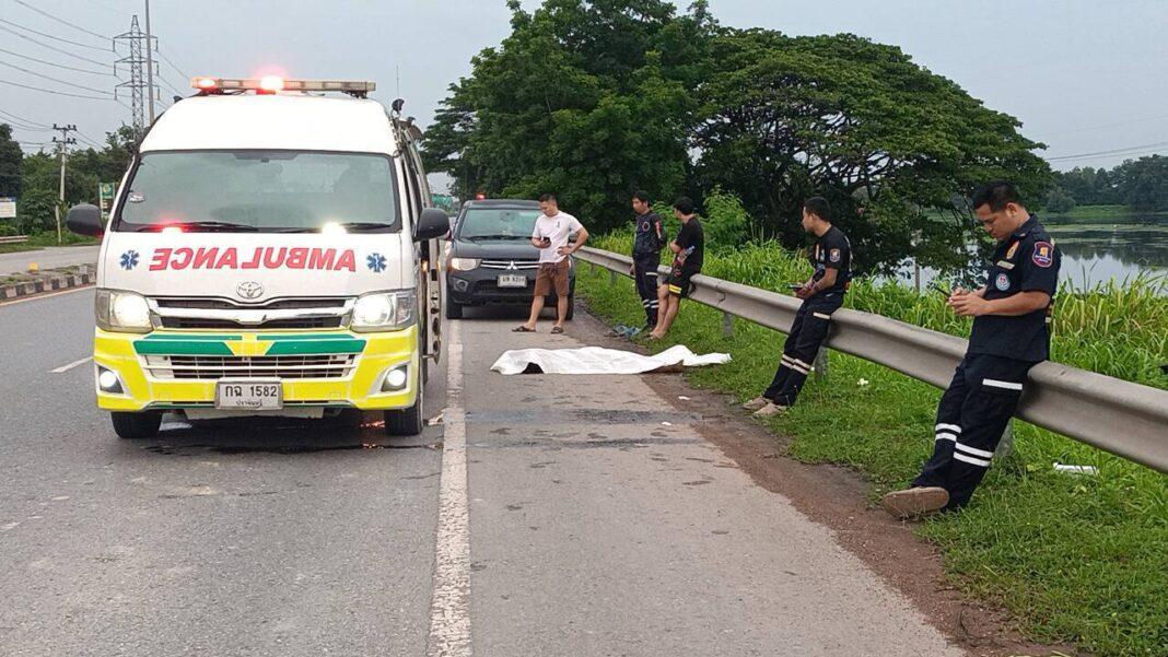 ปราจีนบุรี .-หนุ่มเดินบนถนนถูกรถชนดับอนาถ ปราจีนบุรี .-หนุ่มเดินบนถนนถูกรถชนดับอนาถ