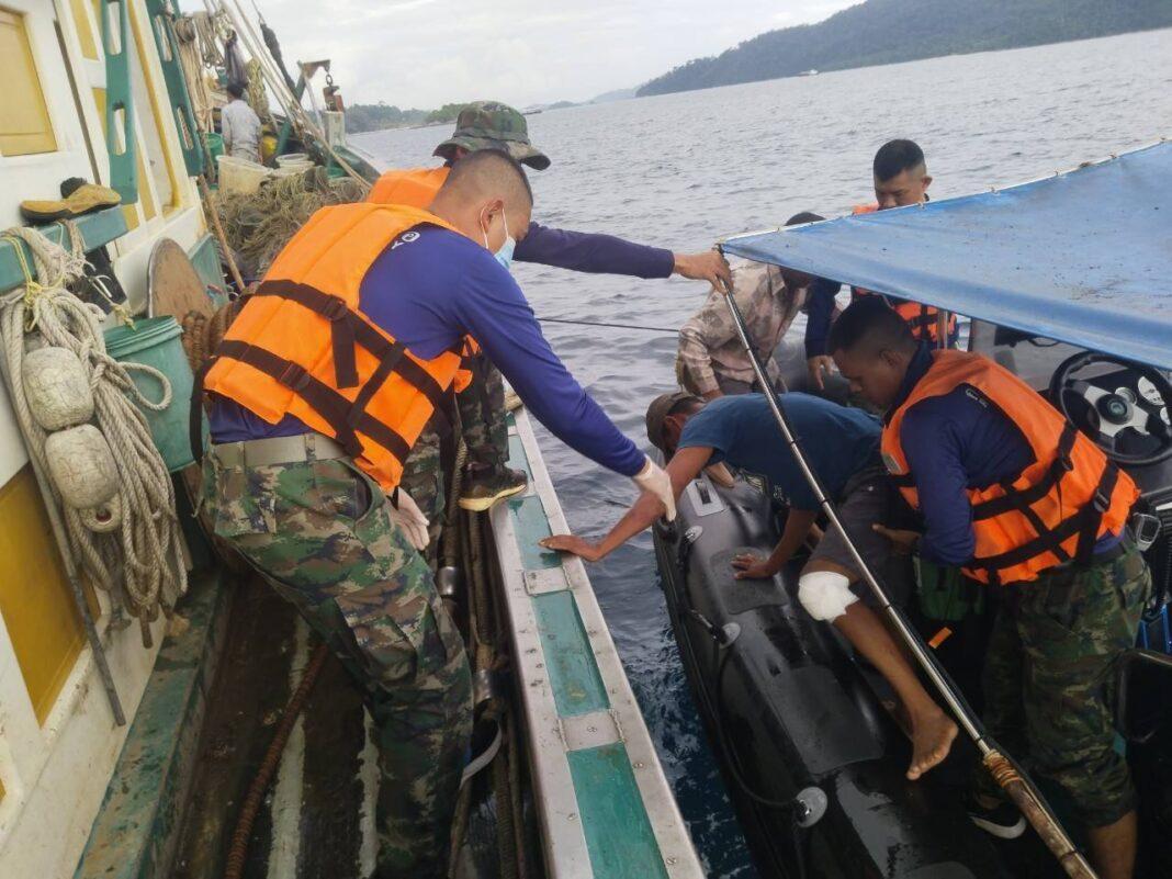 สตูล.-ศรชล.จว.สตูล ช่วยเหลือลูกเรือประมง สตูล.-ศรชล.จว.สตูล ช่วยเหลือลูกเรือประมง