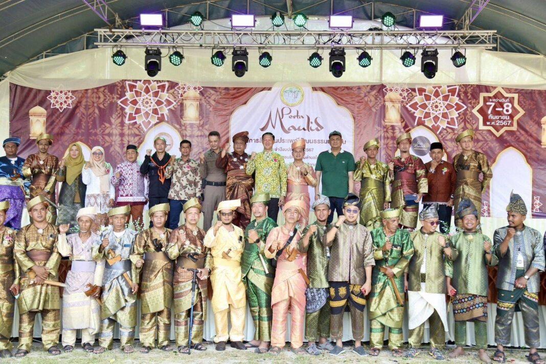 นราธิวาส.- ทหารพรานออกมาชี้แจงกรณีการจัดกิจกรรมสืบสานประเพณีวัฒนธรรมท้องถิ่น ต.โคกสะตอ อ.รือเสาะ จ.นราธิวาส นราธิวาส.- ทหารพรานออกมาชี้แจงกรณีการจัดกิจกรรมสืบสานประเพณีวัฒนธรรมท้องถิ่น ต.โคกสะตอ อ.รือเสาะ จ.นราธิวาส