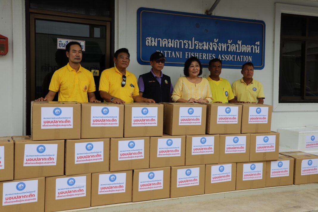 ปัตตานี.- สมาคมประมงปัตตานี ส่งอาหารช่วยเหลือพี่น้องผู้ประสบภัยพิบัติน้ำท่วมหนักในรอบกว่า 10 ปี ทางภาคเหนือ – ภาคอีสาน ปัตตานี.- สมาคมประมงปัตตานี ส่งอาหารช่วยเหลือพี่น้องผู้ประสบภัยพิบัติน้ำท่วมหนักในรอบกว่า 10 ปี ทางภาคเหนือ – ภาคอีสาน
