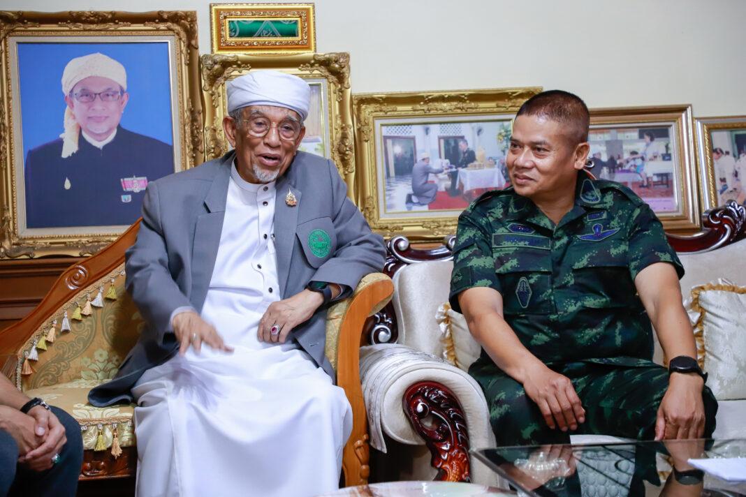 เเม่ทัพภาคที่4 เดินหน้าจับมือผู้นำศาสนา สะท้อนภาพการอยู่กันอย่างสร้างสรรค์ภายใต้สังคมพหุวัฒนธรรมในพื้นที่ จชต. เเม่ทัพภาคที่4 เดินหน้าจับมือผู้นำศาสนา สะท้อนภาพการอยู่กันอย่างสร้างสรรค์ภายใต้สังคมพหุวัฒนธรรมในพื้นที่ จชต.