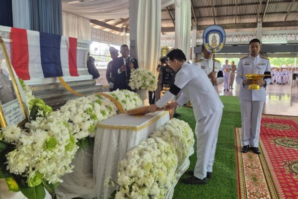 ผู้แทน ศอ.บต. ร่วมพิธีพระราชทานเพลิงศพให้กับ ส.ต.ท. อนุชา ขวัญทองอ่อน จนท.ตำรวจผู้เสียชีวิตจากเหตุลอบวางระเบิดที่ จ.ปัตตานี