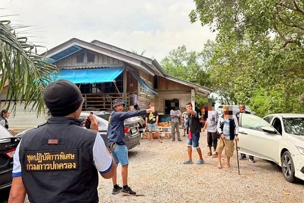 สุราษฎร์ธานี.- ผู้ว่าฯสุราษฎร์ฯ สั่งจับบ่อนพนันในอำเภอดอนสัก ควบคุมตัวนักพนันกว่า 40 คน พร้อมยึดเงินสด และอุปกรณ์การพนันหลายรายการ สุราษฎร์ธานี.- ผู้ว่าฯสุราษฎร์ฯ สั่งจับบ่อนพนันในอำเภอดอนสัก ควบคุมตัวนักพนันกว่า 40 คน พร้อมยึดเงินสด และอุปกรณ์การพนันหลายรายการ