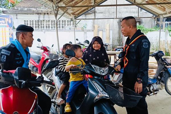 ศรีสาคร.- ทหารพราน 49 พบปะสานสัมพันธ์ผู้นำศาสนาพร้อมมอบอินทผาลัมสนับสนุนการละศีลอดในเดือนรอมฎอน ศรีสาคร.- ทหารพราน 49 พบปะสานสัมพันธ์ผู้นำศาสนาพร้อมมอบอินทผาลัมสนับสนุนการละศีลอดในเดือนรอมฎอน