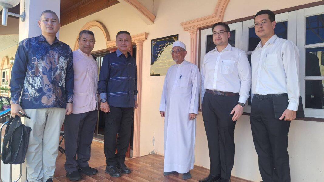 การเมือง.- รัฐบาลส่ง พลเอก นิพัทธ์ ทองเล็ก ลงพื้นที่ชายแดนใต้ช่วงโค้งสุดท้ายเดือนรอมฏอน หวังคลี่ปมขัดแย้งเรื่องเจรจาเดินหน้าต่อไป และรับฟังปัญหาชาวไทยพุทธในพื้นที่ได้อพยพเเละย้ายถิ่นฐานเป็นจำนวนมาก การเมือง.- รัฐบาลส่ง พลเอก นิพัทธ์ ทองเล็ก ลงพื้นที่ชายแดนใต้ช่วงโค้งสุดท้ายเดือนรอมฏอน หวังคลี่ปมขัดแย้งเรื่องเจรจาเดินหน้าต่อไป และรับฟังปัญหาชาวไทยพุทธในพื้นที่ได้อพยพเเละย้ายถิ่นฐานเป็นจำนวนมาก