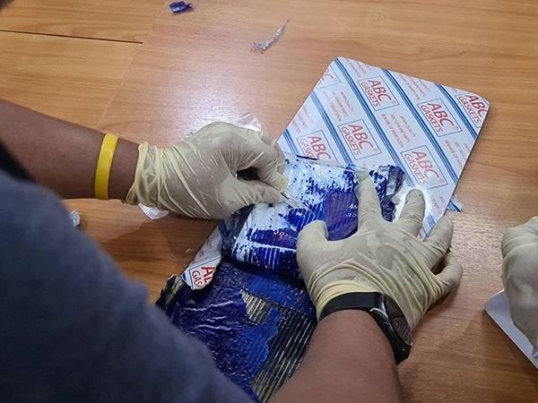 สงขลา.- ตม.สงขลา รวบหนุ่มชาวยูกันดา ลักลอบขนโคเคนเข้ากรุงเทพฯ มูลค่ากว่า 30 ล้านบาท สงขลา.- ตม.สงขลา รวบหนุ่มชาวยูกันดา ลักลอบขนโคเคนเข้ากรุงเทพฯ มูลค่ากว่า 30 ล้านบาท