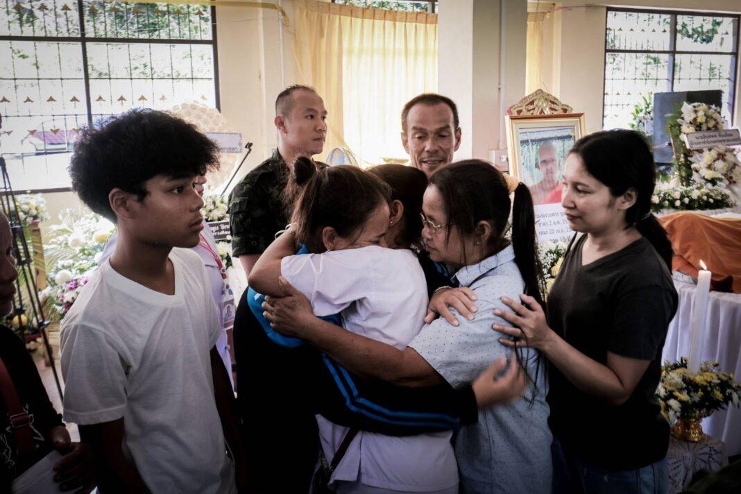 สงขลา.- ประชุมนขต.เสร็จ เดินทางไปที่ อ.สะบ้าย้อยต่อทันที !! แม่ทัพภาคที่ 4 ร่วมพิธีรดน้ำศพ เเสดงอาลัยอย่างสุดซึ้งกับเหตุการณ์ที่เกิดขึ้นกับคนที่เป็นนักบวชทางศาสนาที่เป็นเด็กหรือจะเรียกว่าพวกที่กระทำว่าพวกที่ไม่มีศาสนาการกระทำเหล่านี้จะส่งผลต่ออนาคตเขา ไปสู่สุขติภพ“สามเณรวงศกร ชูมาปาน” สงขลา.- ประชุมนขต.เสร็จ เดินทางไปที่ อ.สะบ้าย้อยต่อทันที !! แม่ทัพภาคที่ 4 ร่วมพิธีรดน้ำศพ เเสดงอาลัยอย่างสุดซึ้งกับเหตุการณ์ที่เกิดขึ้นกับคนที่เป็นนักบวชทางศาสนาที่เป็นเด็กหรือจะเรียกว่าพวกที่กระทำว่าพวกที่ไม่มีศาสนาการกระทำเหล่านี้จะส่งผลต่ออนาคตเขา ไปสู่สุขติภพ“สามเณรวงศกร ชูมาปาน”