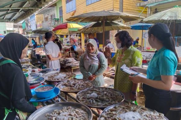 ปัตตานี.- สนง.พาณิชย์จังหวัดปัตตานีลงพื้นที่ตลาดสดเทศวิวัฒน์ พร้อมสุ่มตรวจสอบราคาสินค้าจำเป็น ในช่วงฤดูกาล(ร้อน) ซึ่งบางสินค้าอาจมีเปลี่ยนเเเปลงราคา ส่วนราคา ไข่ไก่เบอร์ 3 ลดลง 4-5 บาท ต่อเเผง/ ผักสดราคายังคงที่ ปัตตานี.- สนง.พาณิชย์จังหวัดปัตตานีลงพื้นที่ตลาดสดเทศวิวัฒน์ พร้อมสุ่มตรวจสอบราคาสินค้าจำเป็น ในช่วงฤดูกาล(ร้อน) ซึ่งบางสินค้าอาจมีเปลี่ยนเเเปลงราคา ส่วนราคา ไข่ไก่เบอร์ 3 ลดลง 4-5 บาท ต่อเเผง/ ผักสดราคายังคงที่
