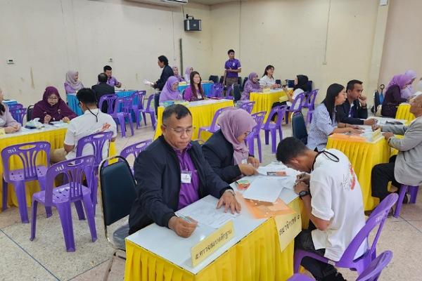 ยะลา – การรับสมัครเลือกตั้งนายกเทศมนตรีเมืองสะเตงนอกคึกคัก ล่าสุดวันนี้มีผู้สมัครแข่งขันรวมเป็น 3 ราย หลังเปิดรับสมัครเมื่อวันที่ 31 มีนาคมที่ผ่านมา ยะลา – การรับสมัครเลือกตั้งนายกเทศมนตรีเมืองสะเตงนอกคึกคัก ล่าสุดวันนี้มีผู้สมัครแข่งขันรวมเป็น 3 ราย หลังเปิดรับสมัครเมื่อวันที่ 31 มีนาคมที่ผ่านมา