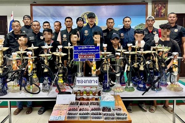 สุราษฎร์ธานี – ผู้ว่าสุราษฎร์ฯสั่งการ “ฉก.ท่าเพชร” บุกจับชาวเมียนมาร์ 7 ราย ลักลอบจำหน่ายบารากู่ผิดกฎหมายกลางเกาะสมุย ยึดของกลางเพียบ สุราษฎร์ธานี – ผู้ว่าสุราษฎร์ฯสั่งการ “ฉก.ท่าเพชร” บุกจับชาวเมียนมาร์ 7 ราย ลักลอบจำหน่ายบารากู่ผิดกฎหมายกลางเกาะสมุย ยึดของกลางเพียบ
