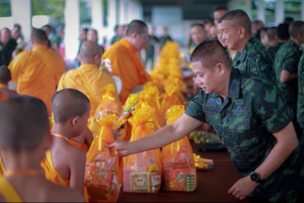แม่ทัพภาคที่ 4 เป็นประธานในพิธีตักบาตรสามเณรภาคฤดูร้อน ณ ค่ายสิริธร ต.เขาตูม อ.ยะรัง จ.ปัตตานี สะท้อนภาพการอยู่ร่วมกันอย่างสร้างสรรค์ในสังคมพหุวัฒนธรรมจังหวัดชายแดนภาคใต้ แม่ทัพภาคที่ 4 เป็นประธานในพิธีตักบาตรสามเณรภาคฤดูร้อน ณ ค่ายสิริธร ต.เขาตูม อ.ยะรัง จ.ปัตตานี สะท้อนภาพการอยู่ร่วมกันอย่างสร้างสรรค์ในสังคมพหุวัฒนธรรมจังหวัดชายแดนภาคใต้