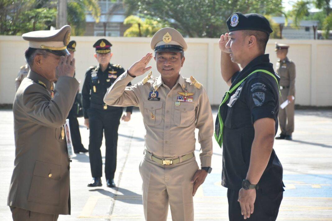 ข่าวในพระราขสำนัก.- พระบาทสมเด็จพระเจ้าอยู่หัว ทรงพระกรุณาโปรดเกล้าฯให้ พลเอก ไพบูลย์ คุ้มฉายา องคมนตรีเดินทางไปปฏิบัติภารกิจเยี่ยม และเชิญสิ่งของพระราชทานไปมอบแก่เจ้าหน้าที่ที่ปฏิบัติภารกิจ ที่ได้รับผลกระทบจากสถานการณ์ความไม่สงบในพื้นที่จังหวัด ข่าวในพระราขสำนัก.- พระบาทสมเด็จพระเจ้าอยู่หัว ทรงพระกรุณาโปรดเกล้าฯให้ พลเอก ไพบูลย์ คุ้มฉายา องคมนตรีเดินทางไปปฏิบัติภารกิจเยี่ยม และเชิญสิ่งของพระราชทานไปมอบแก่เจ้าหน้าที่ที่ปฏิบัติภารกิจ ที่ได้รับผลกระทบจากสถานการณ์ความไม่สงบในพื้นที่จังหวัด