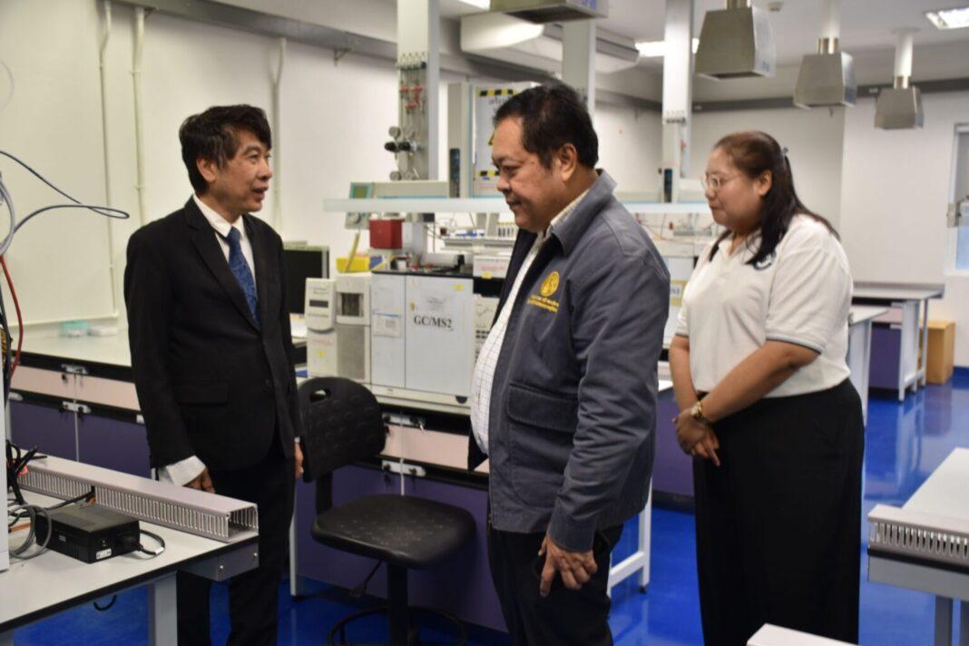 พันตำรวจเอก ทวี สอดส่อง รัฐมนตรีว่าการกระทรวงยุติธรรม เปิดห้องแล็บโชว์สื่อมวลชน ชูสถาบันนิติวิทยาศาสตร์ ของกระทรวงยุติธรรม เป็นศูนย์กลางตรวจยาเสพติดที่ทันสมัย ที่สุดในอาเซียน และยกระดับการแก้ไขปัญหายาเสพติด เป็นวาระระดับภูมิภาคเลยทีเดียว พันตำรวจเอก ทวี สอดส่อง รัฐมนตรีว่าการกระทรวงยุติธรรม เปิดห้องแล็บโชว์สื่อมวลชน ชูสถาบันนิติวิทยาศาสตร์ ของกระทรวงยุติธรรม เป็นศูนย์กลางตรวจยาเสพติดที่ทันสมัย ที่สุดในอาเซียน และยกระดับการแก้ไขปัญหายาเสพติด เป็นวาระระดับภูมิภาคเลยทีเดียว